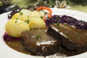 Sauerbraten mit Kartoffeln und Rotkohl